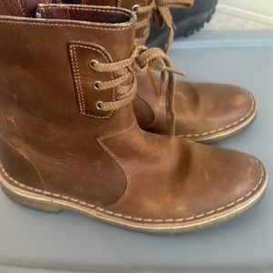 Super Cute Clarks lace up desert boot. Boho desert vibe. Side zip